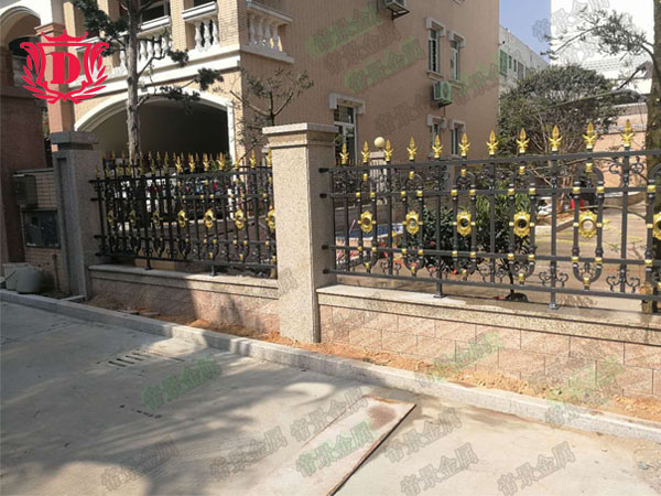 如何去保養(yǎng)和清洗鋁藝圍欄