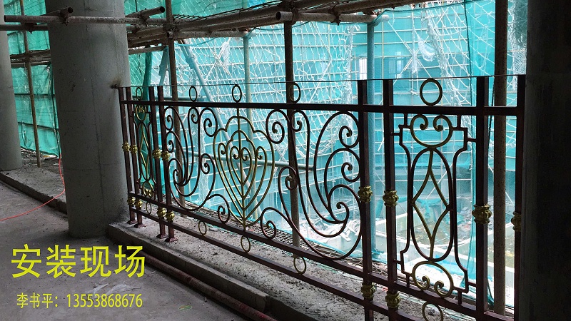 鐵藝陽臺護欄安裝中